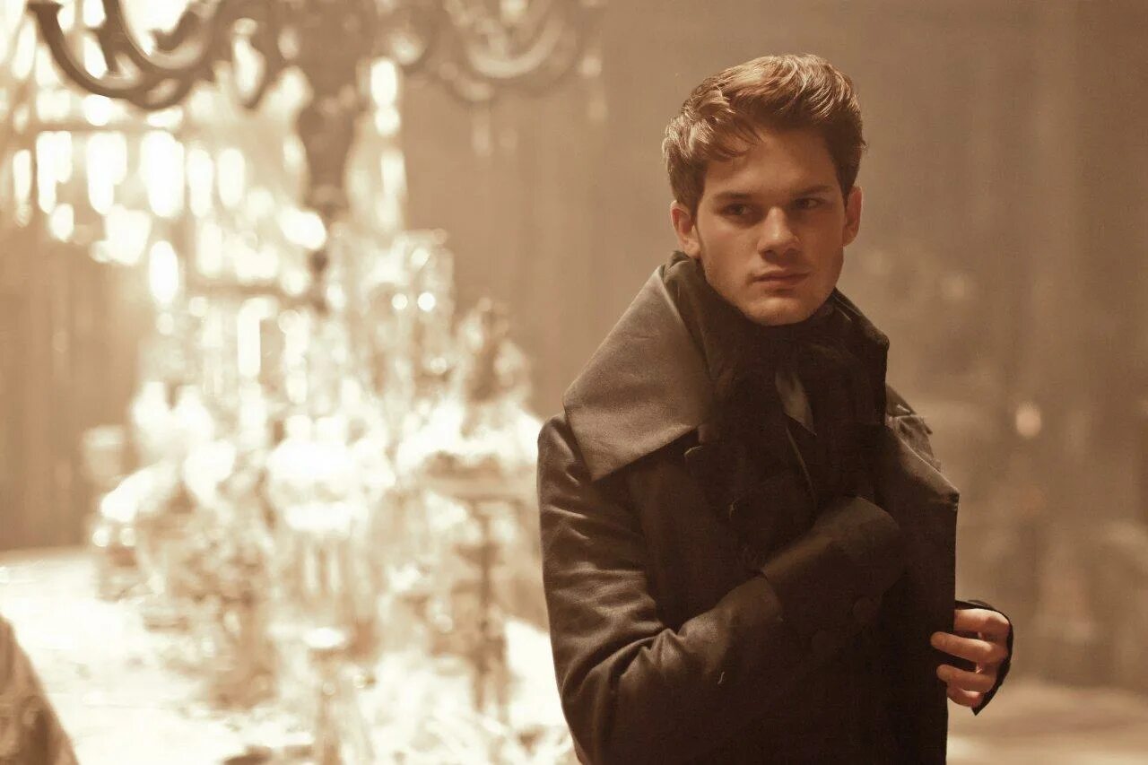 Пип большие надежды. Большие надежды экранизация 2012. Jeremy Irvine great expectations.