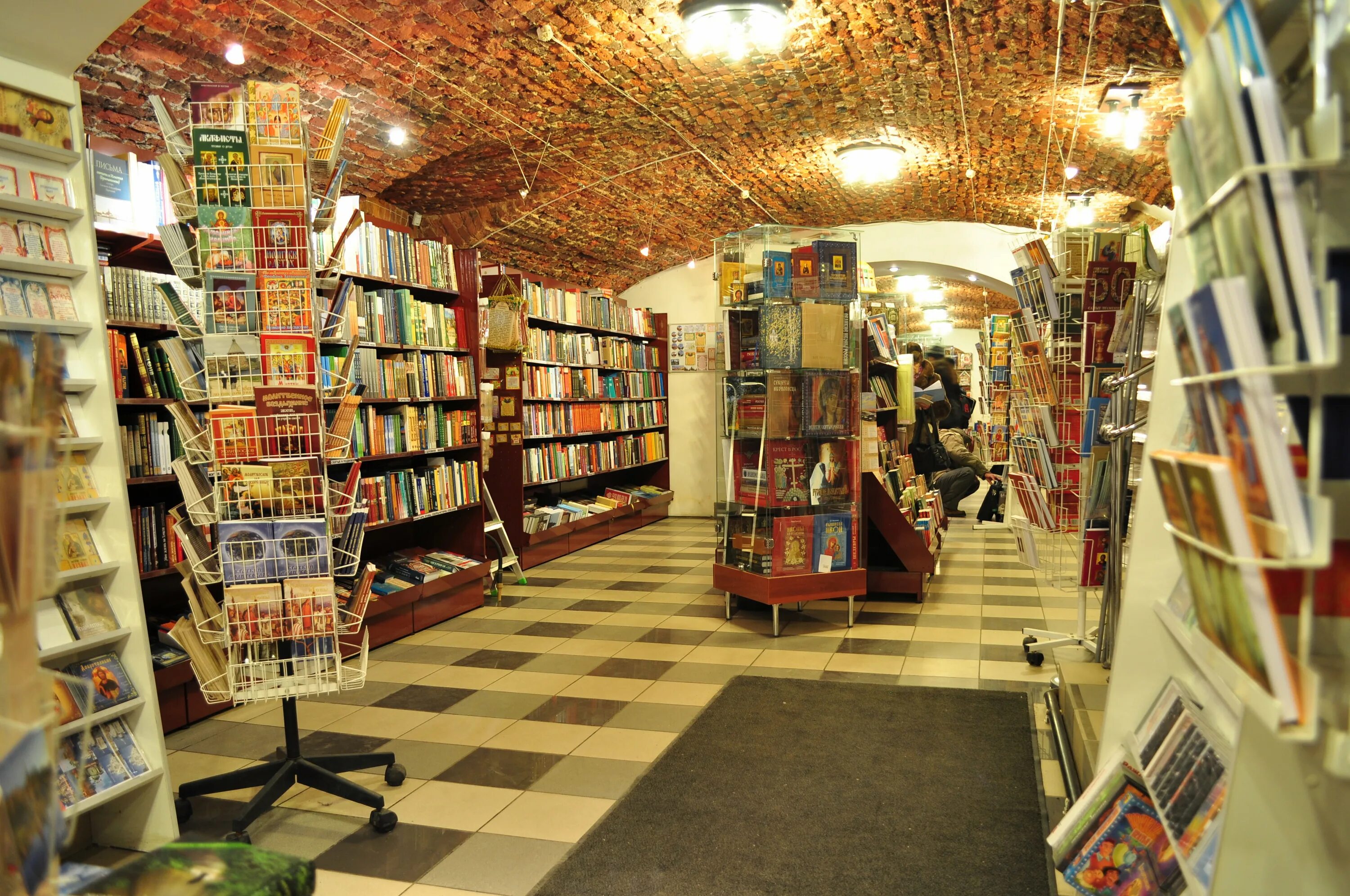 Необычные книжные магазины. Галерея книжный магазин. Книжная галерея магазин. Книжная галерея магазин. Gallery магазин.
