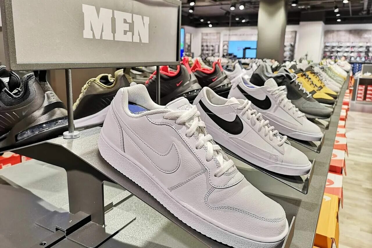 Nike Outlet. Nike в России. Nike американская компания. Российские кроссовки.