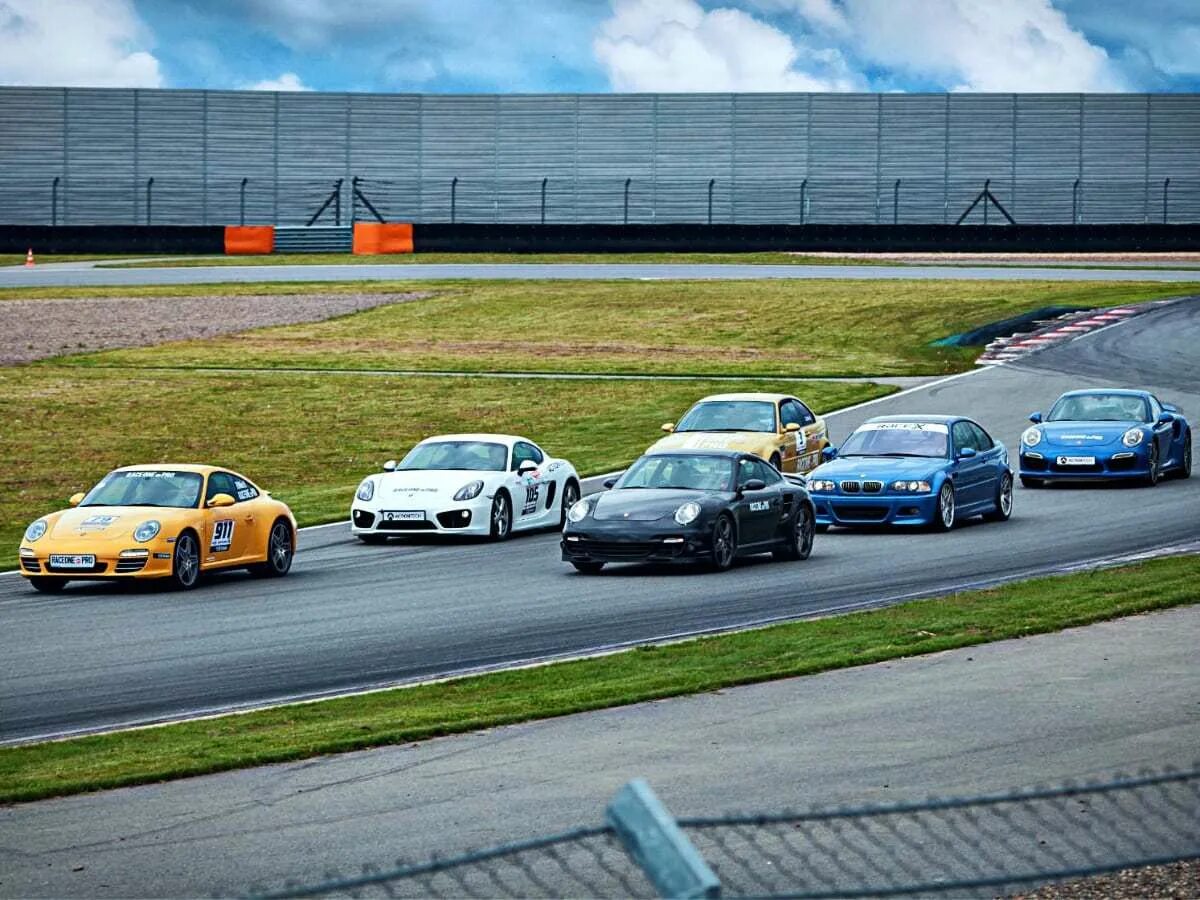 Трек прокат. Гоночная трасса Волоколамск. Moscow Raceway Волоколамск. Трасса Москоу Рейсвей. Гоночная трасса в Москве.