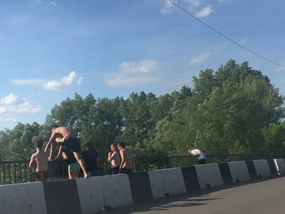 Прыжок с моста Коряжма. Тюмень прыгнули в реку с моста. Прыгнуть с моста в речку с любимым. Мосты на каникулы 4