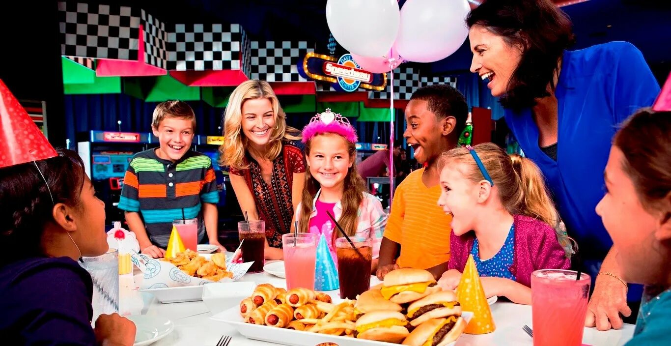 Где отпраздновать минск. Детский день рождения. Детский день рождения в пиццерии. День рождения подростка в кафе. Дни рождения детей в Америке.