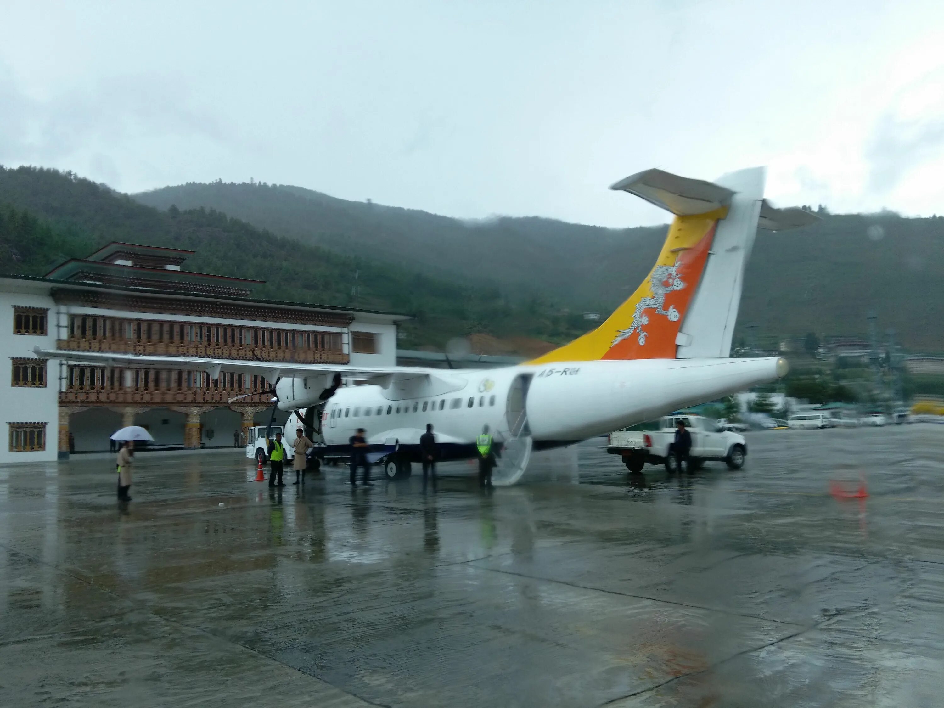 Бутан Тхимпху аэропорт. Аэропорт паро в бутане. Аэропорт паро в королевстве бутан. Аэропорт паро в бутане, Гималаи. Аэропорт бутана