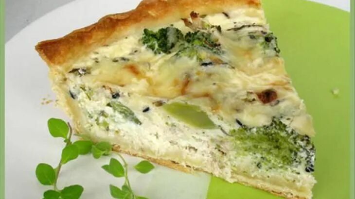 Слоеное тесто с курицей и брокколи. Киш с курицей и брокколи. французский киш с брокколи. пирог киш с курицей и брокколи. киш с курицей и брокколи и сыром.