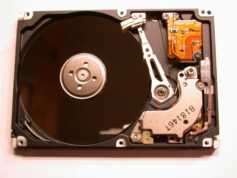 Содержимое жесткого диска. Разобраный жёсткий диск. hdd в разборе. hdd разобранный. внутренности жесткого диска.