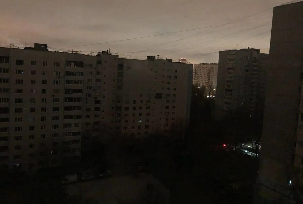 В каких районах нет света. Москва без света. киев без электричества. улицы киева без света. отключили свет.