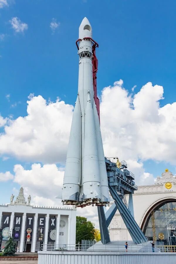 Ракетоноситель восток на вднх. 4 ракеты москва. Вднх ракета памятник восток. Ракета восток калуга. Памятник-обелиск «покорителям космоса» — москва.