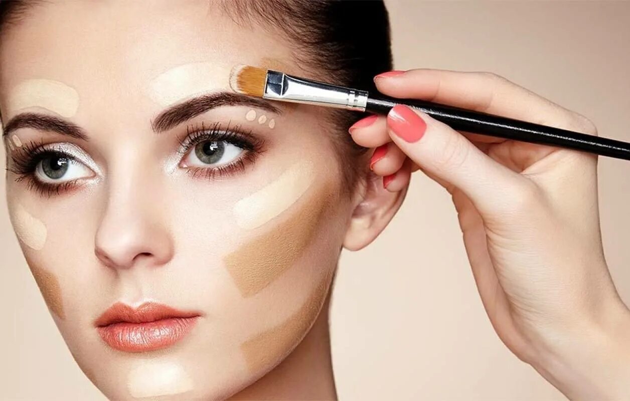 Девушка делает макияж. Взрослую косметику чтобы краситься. Перестать краситься косметикой. Тени для век нанесение. Косметика как правильно красится.