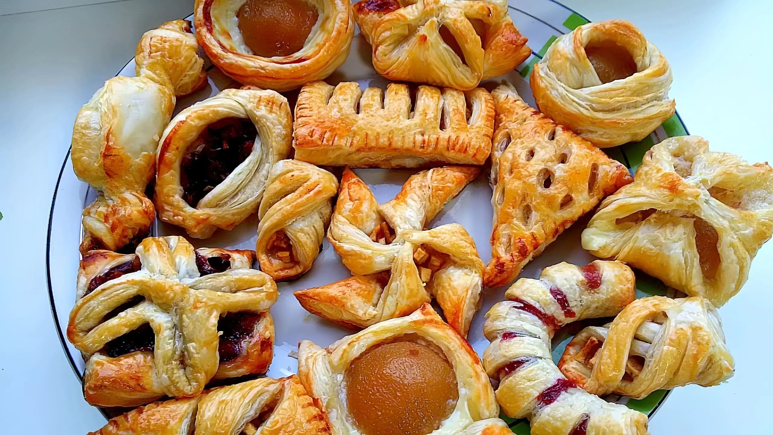 Слойки из слоеного дрожжевого теста. Выпечка из слоёного теста бездрожжевого. Что то из слоеного теста. Формы выпечки из слоеного теста. Изделия из слоёного теста бездрожжевого.