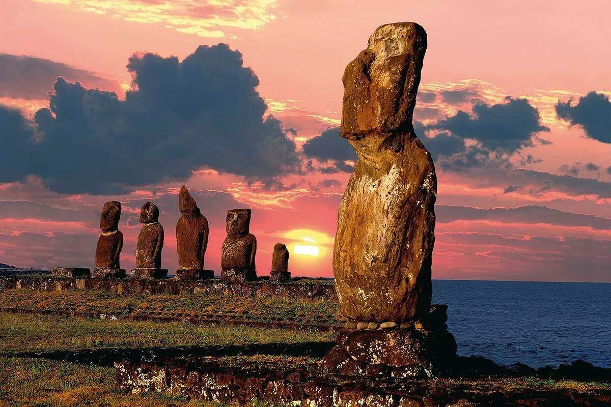 Статуи на острове. Остров Пасхи статуи Моаи. Каменные истуканы острова Пасхи. Моаи на острове Пасхи. Идолы острова Пасхи.