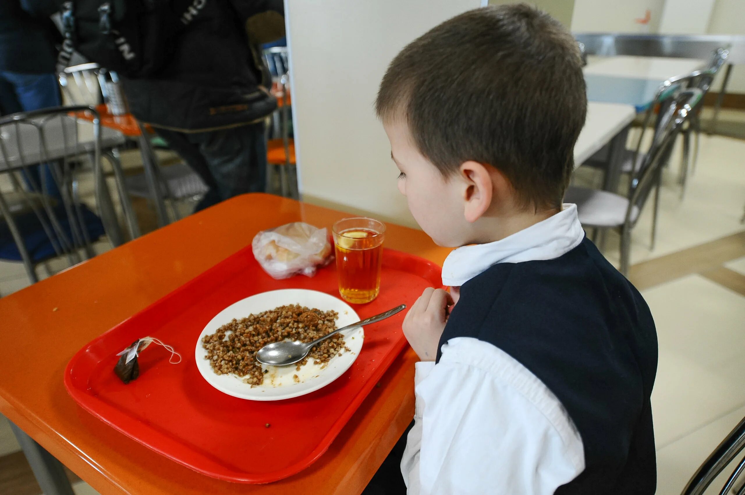 Невкусные продукты. Обед в школе. Питание в школьной столовой. Школьная столовая. Невкусная еда в школе.