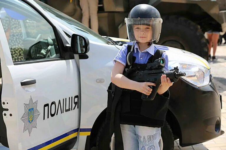 Напугать ребенка полицией