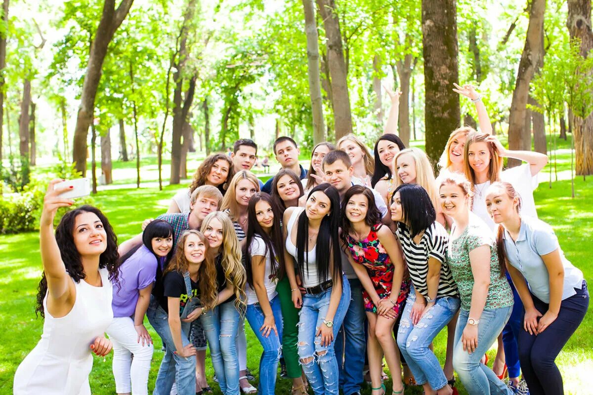 Групповая фотосессия. Фотосессия выпускников на природе. Выпускной на природе. Школьный выпускной на природе. Одноклассница вечеринка