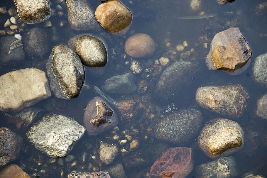 Вода горная порода. Галька в воде. Камни под водой. Красивые камни в воде. Камни в воде вид сверху.