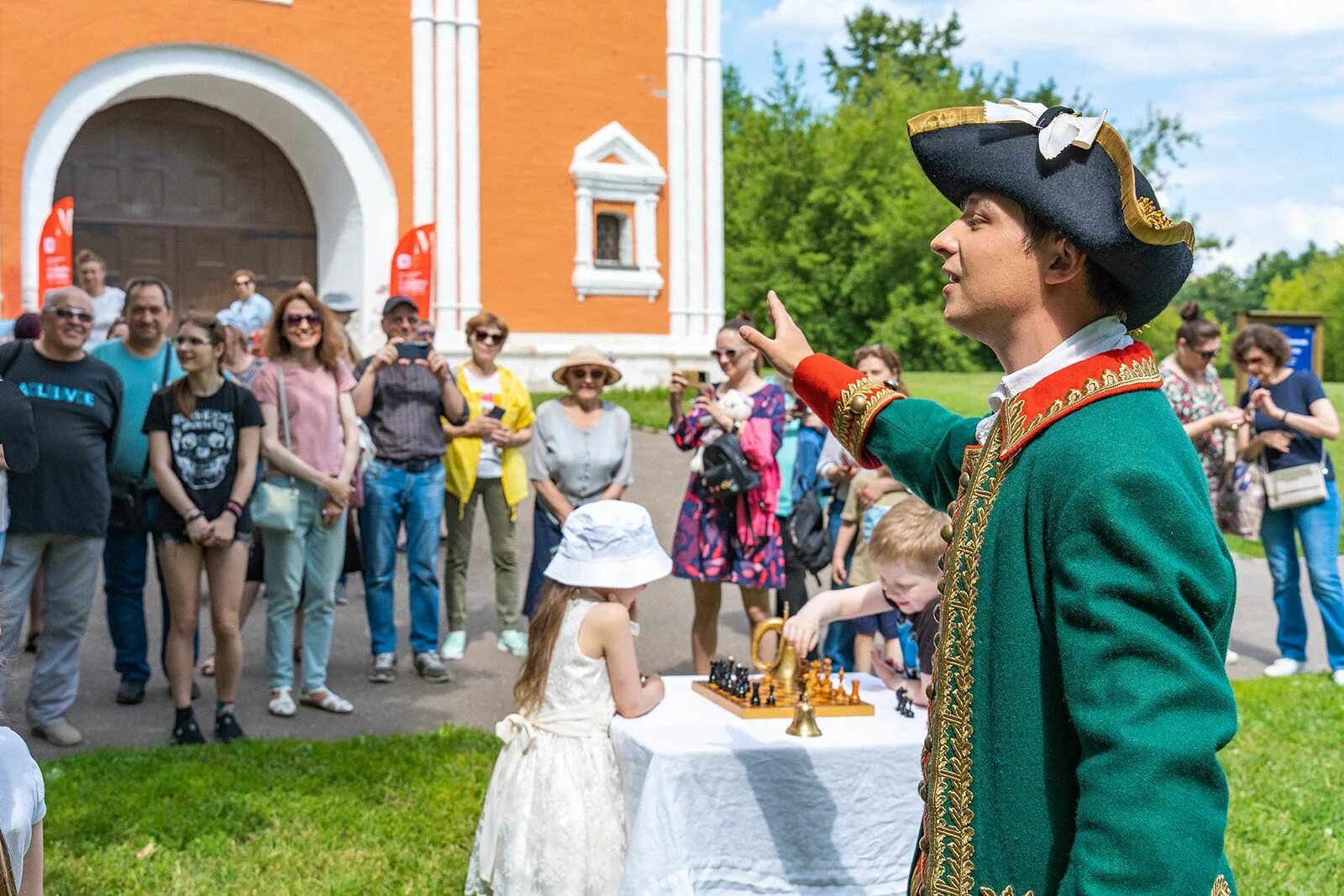 Усадьбы москвы фестиваль программа. Усадьбы москвы фестиваль программа. Игры про аристократов. Фестиваль первых кто будет. Представление о москве.