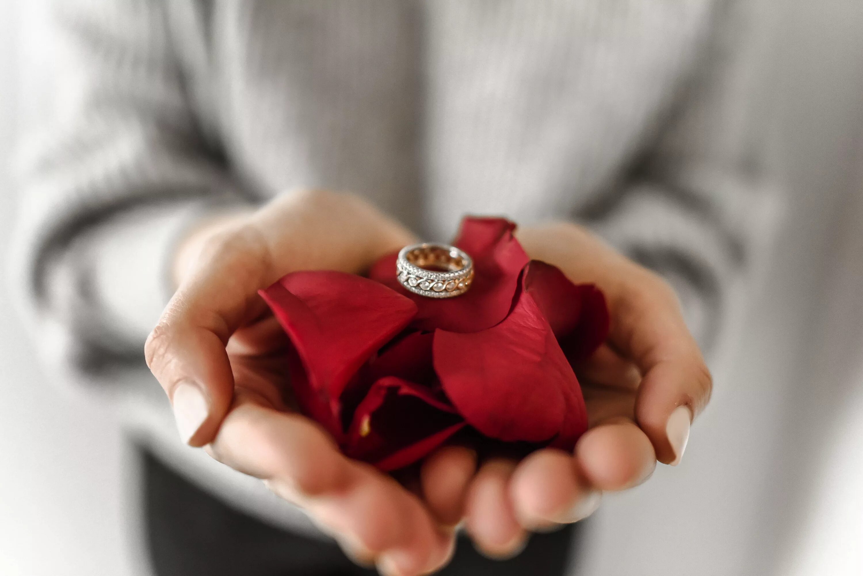 Драгоценность предложение. Кольцо для предложения. Кольцо цветы. Кольцо для предложения девушке. Парень дарит девушке кольцо.