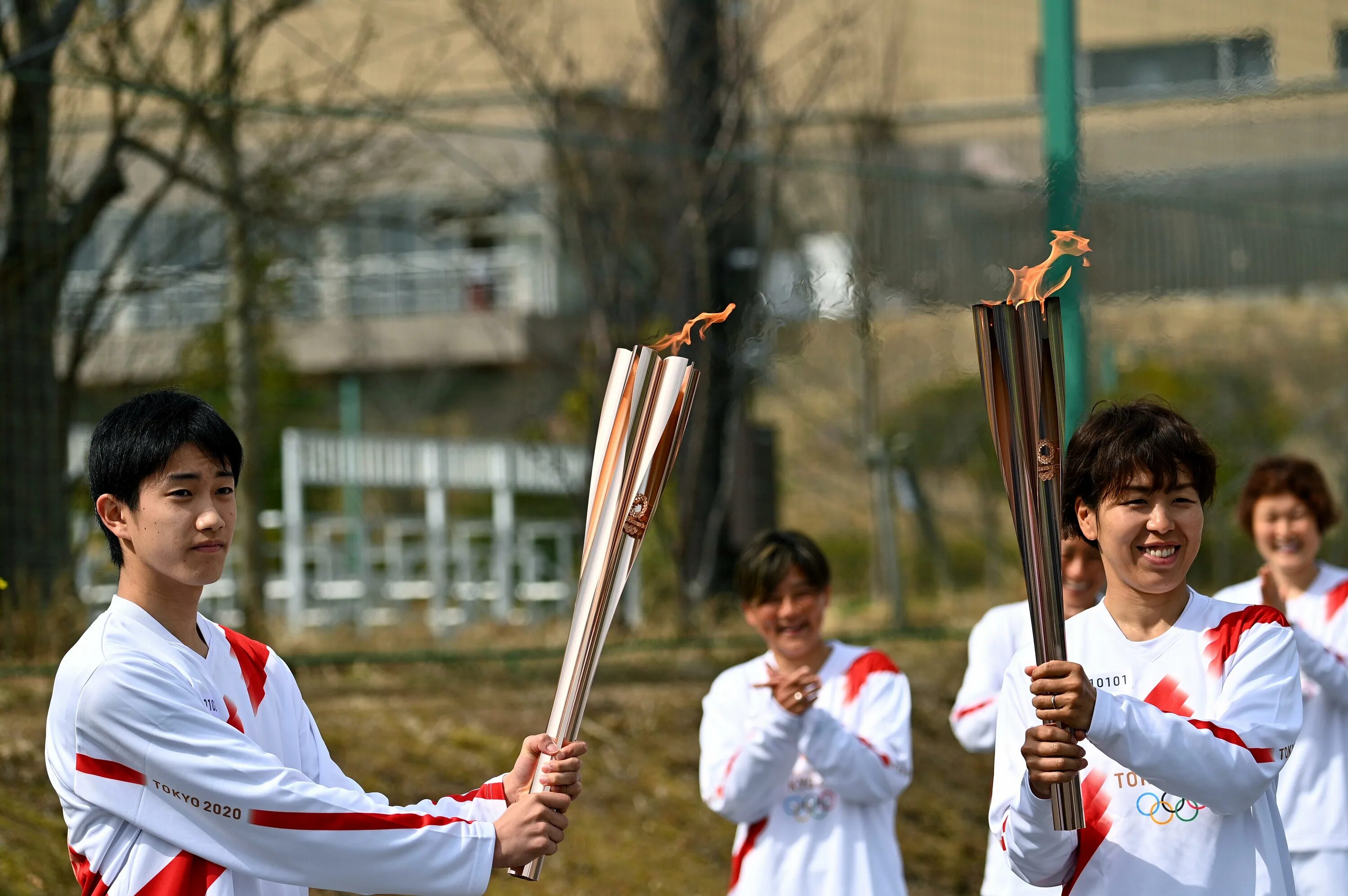 Tokyo 2020 olympics. Олимпийский факел Токио 2021. Япония 2020 Токио. Олимпийские игры в Токио 2020. Токио 2020 Олимпийский огонь эстафета.