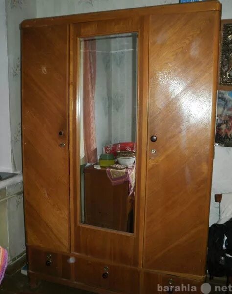 Какого года шкаф. Платяной шкаф 60х югославия. шкаф платяной ссср 3-створчатый. советский шкаф. старый советский шкаф.