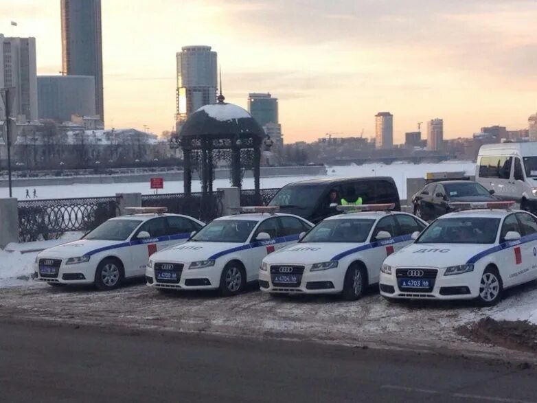 Екатеринбург автошколы парки автомобилей. Про авто екатеринбург. Автофест 2+ 2022. Глазурит лада. Крутые тачки екб.