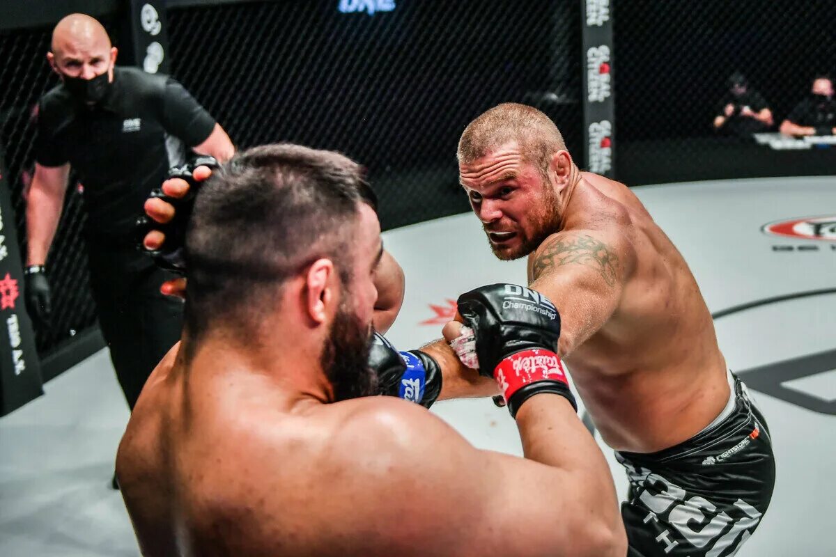 Saemapetch. Бойцы fc. Боец в зале. One fc чемпионы. Саенчай боец.
