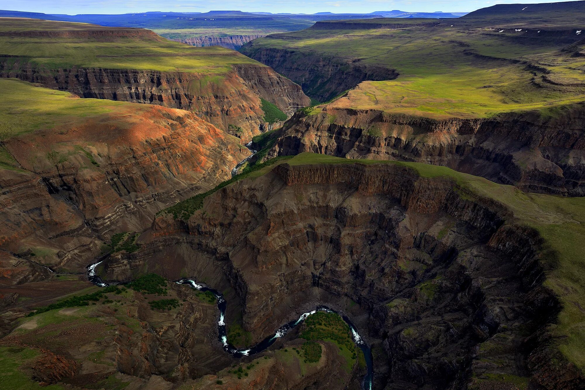 плато путорана вулкан. плоскогорье плато путорана. среднесибирское плато путорана. путорана красноярский край. формы рельефа плато путорана.