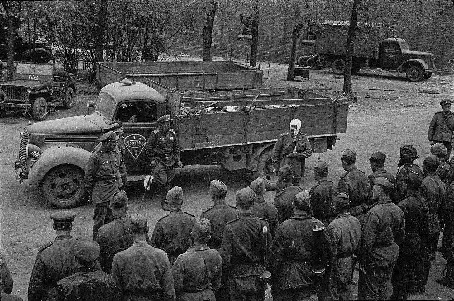 1945 го. Валерий фаминский частная коллекция артура бондаря. грузовик берлин 1945. редкие негативы второй мировой войны фотографа валерия фаминского. фронтовые снимки военного фотографа валерия фаминского.