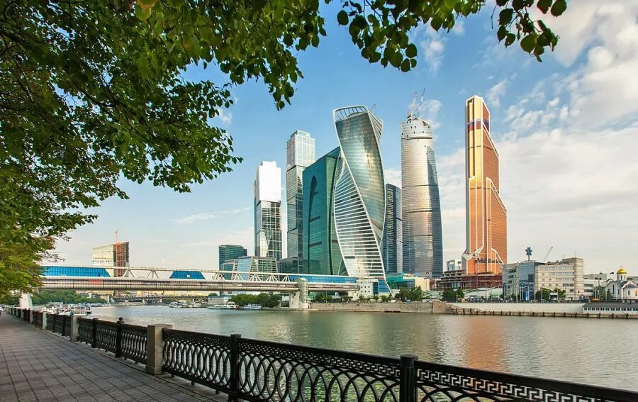 Башня выставочная. Москоу Сити набережная. Вид с Москоу Сити. Москва река Пресненская набережная. Набережная с видом на Москоу Сити.