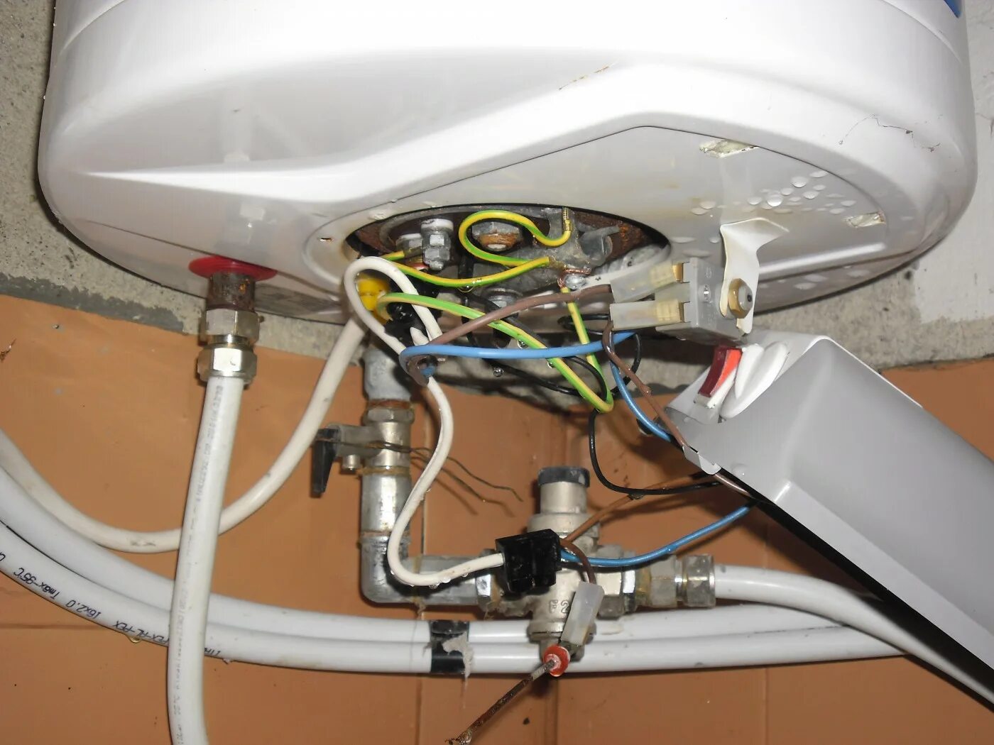 Схему подключения водоснабжения бойлер. Схема подключения проточного водонагревателя 6 киловатт. Схема подключения бойлера 3 квт. Подключить к сети водонагревателя. Проточный водонагреватель электрический схема подключения к сети.