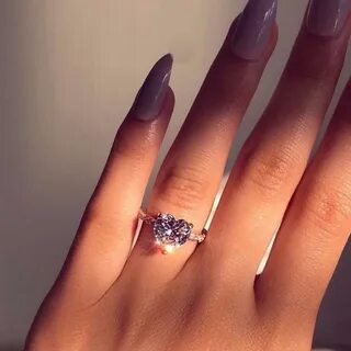 Красивое кольцо на пальце