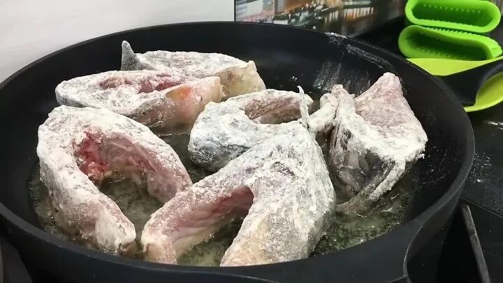 Как вкусно пожарить карпа. Карп жареный кусочками. Карп жареный на сковороде кусочками с хрустящей корочкой. Карп жареный на сковороде. Карп жареный на сковороде с луком.
