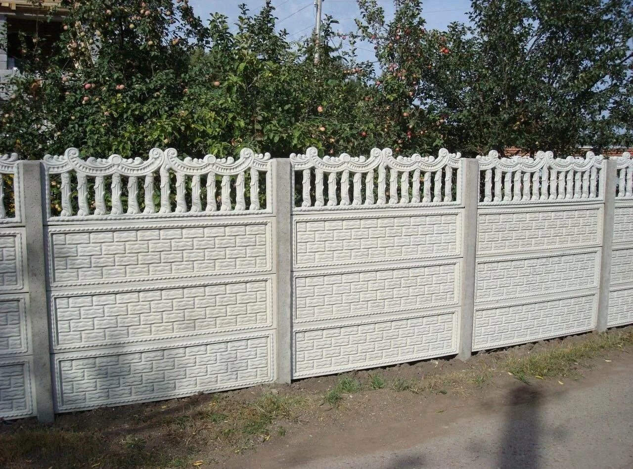 Заборы бетонные для частного. Бетонный забор Юзуфово. Бетонный забор секционный. Декоративный бетонный забор. Красивый бетонный забор.