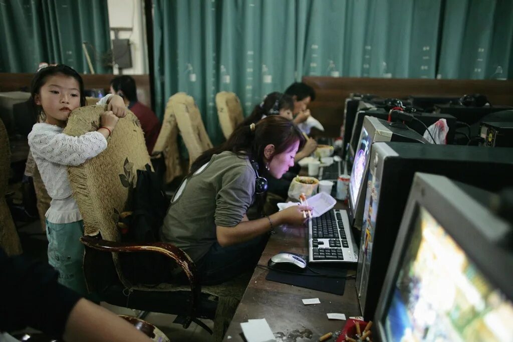 Китайские компьютерные игры. Корейцы и компьютерные игры. Китаец за компьютером. Китайские интернет кафе. Китайские интернет кафе.