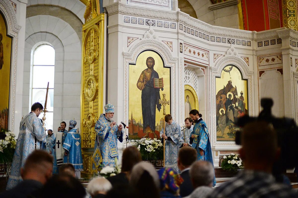 настоятель собор христа спасителя в калининграде. патриарх кирилл в калининграде. служба в храме спасителя калининград. храм христа спасителя калининград. кафедральный собор христа спасителя интерьер калининград.