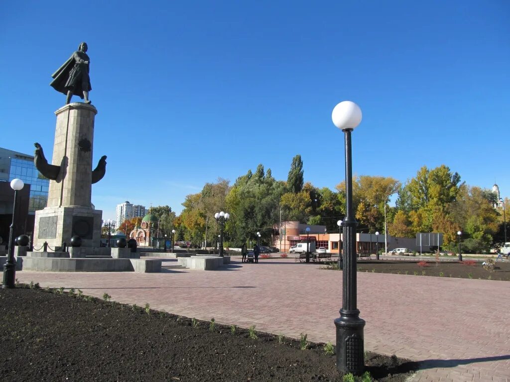 Фура снесла машину и блокировала движение на площади Петра Великого (видео) - Li