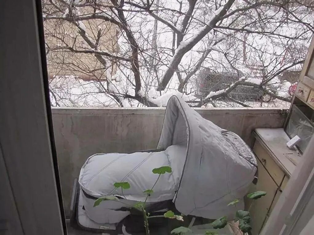Можно ли спать зимой с открытым окном. Коляска на балконе. балкон зимой. спать на балконе зимой.