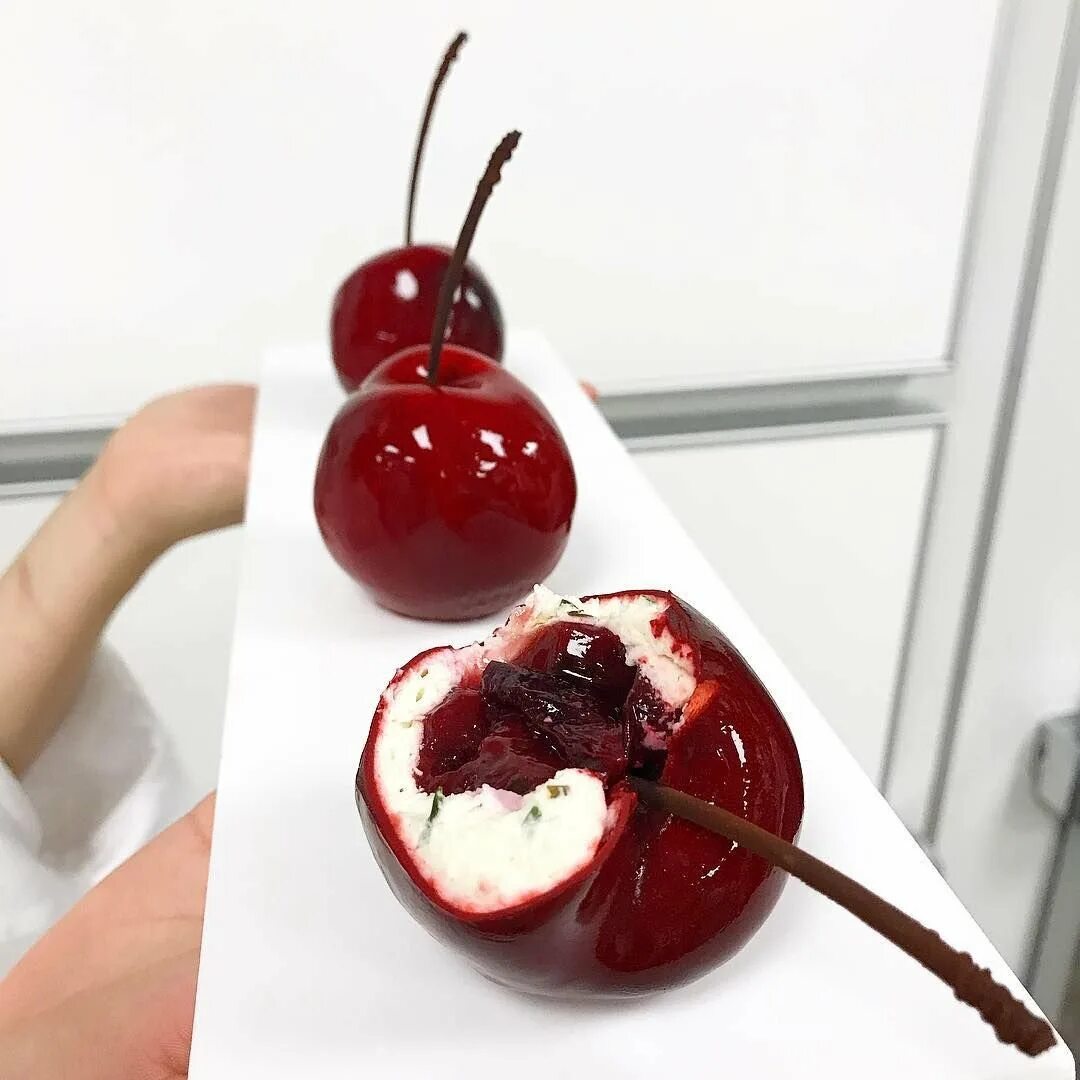 Муссовый десерт с вишней. Корзиночка с вишней. Седрик гроле кондитер. Муссовые пирожные вишенки. Десерты на деревянном столе.