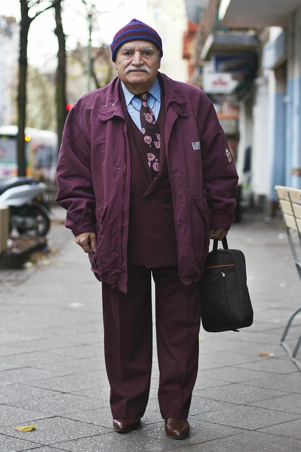 Старики бомжи. Мужчина в старой одежде. Одежда для пожилых мужчин. Старый мужчина. Стильные старики.