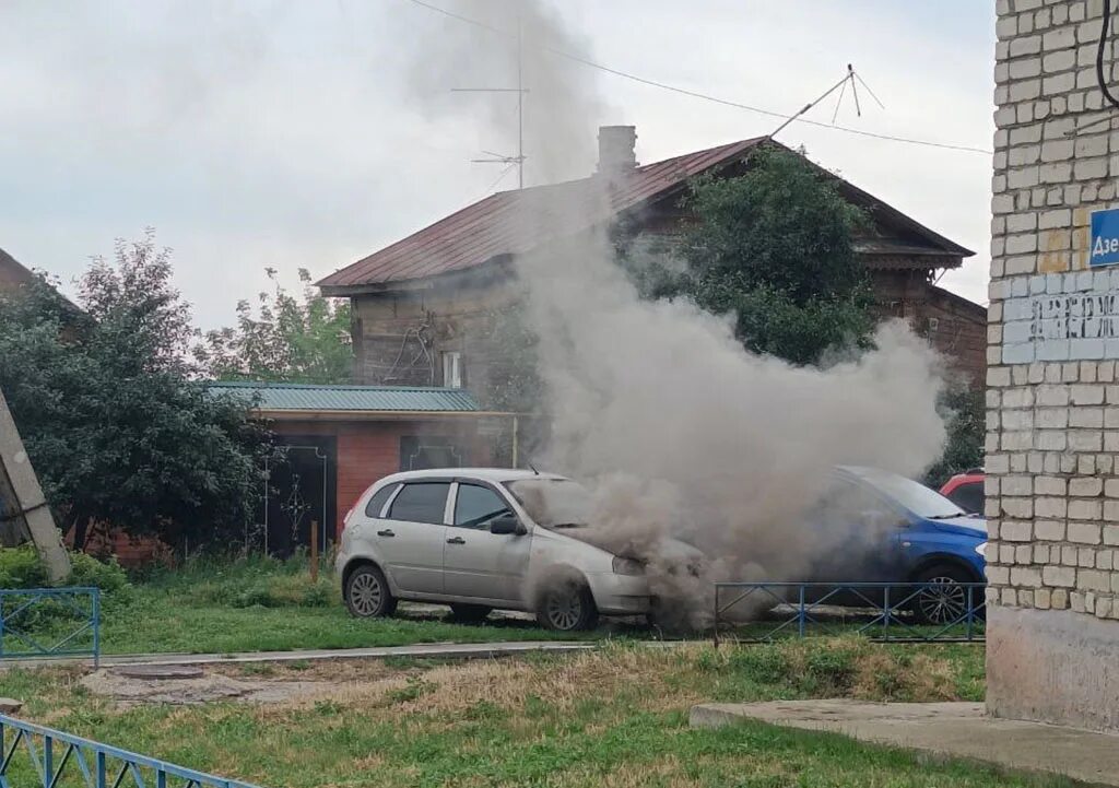 Сгоревшая калина. Столб дыма. Горел бар на Самарской Самара. Авария в Самарской области.