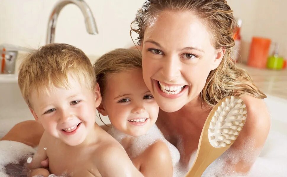 Мама в ванне видео. Мама купается с детьми в ванной. Девочки с мамой в ванной. Совместное купание с мамой в ванной. Мама с малышом в ванне.