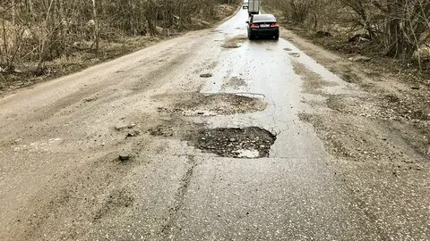 На половине дороги стояли сложенные