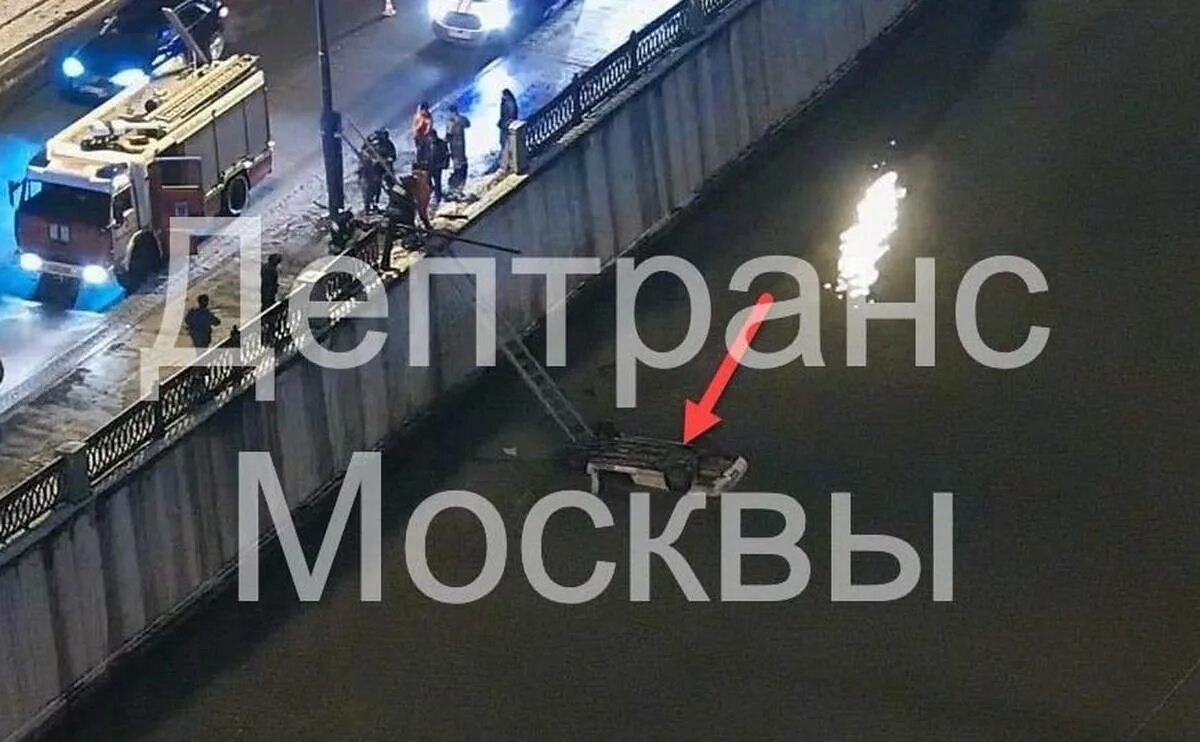 Вечер 04 04 17. Машина упала в реку Москва.