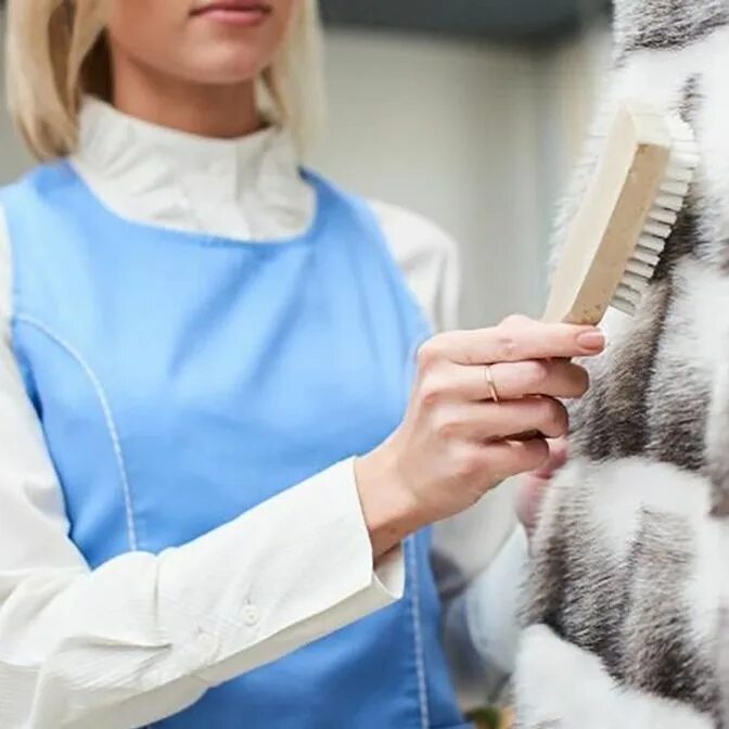 Искусственный мех. Мех на дубленке скатался. Как почистить мех. Щетка для расчесывания меха норки. Чистка белого искусственного меха.