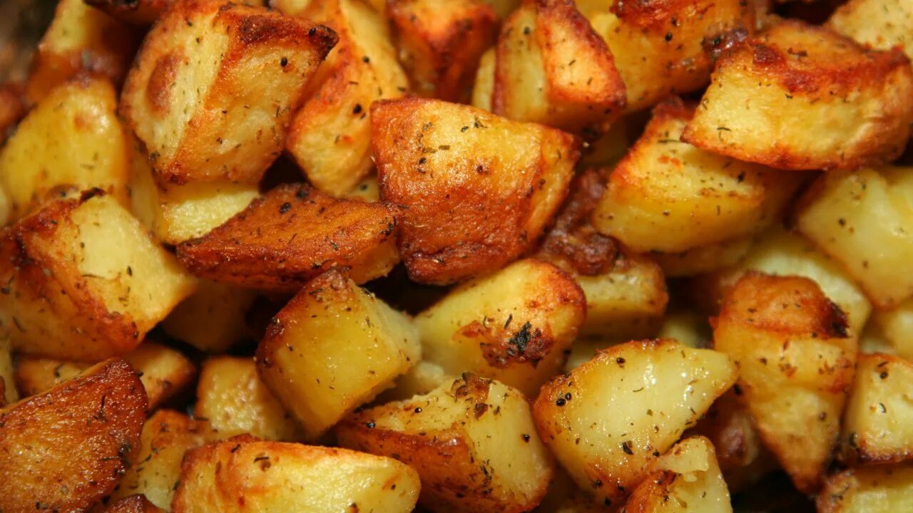 Жареный картофель. Жареная картошка. Картофель по деревенски. Картошка на сковороде.