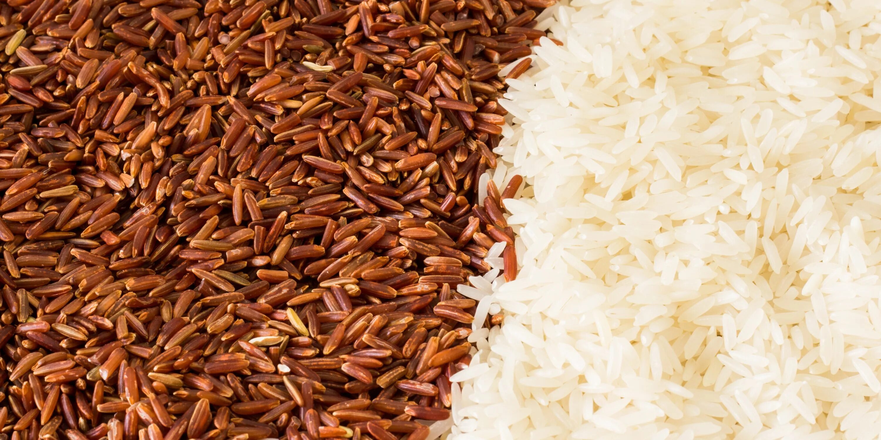 Brown rise. Рис бурый нешелушеный. Белый и коричневый рис. Коричневый неочищенный рис. Рис коричневого цвета.