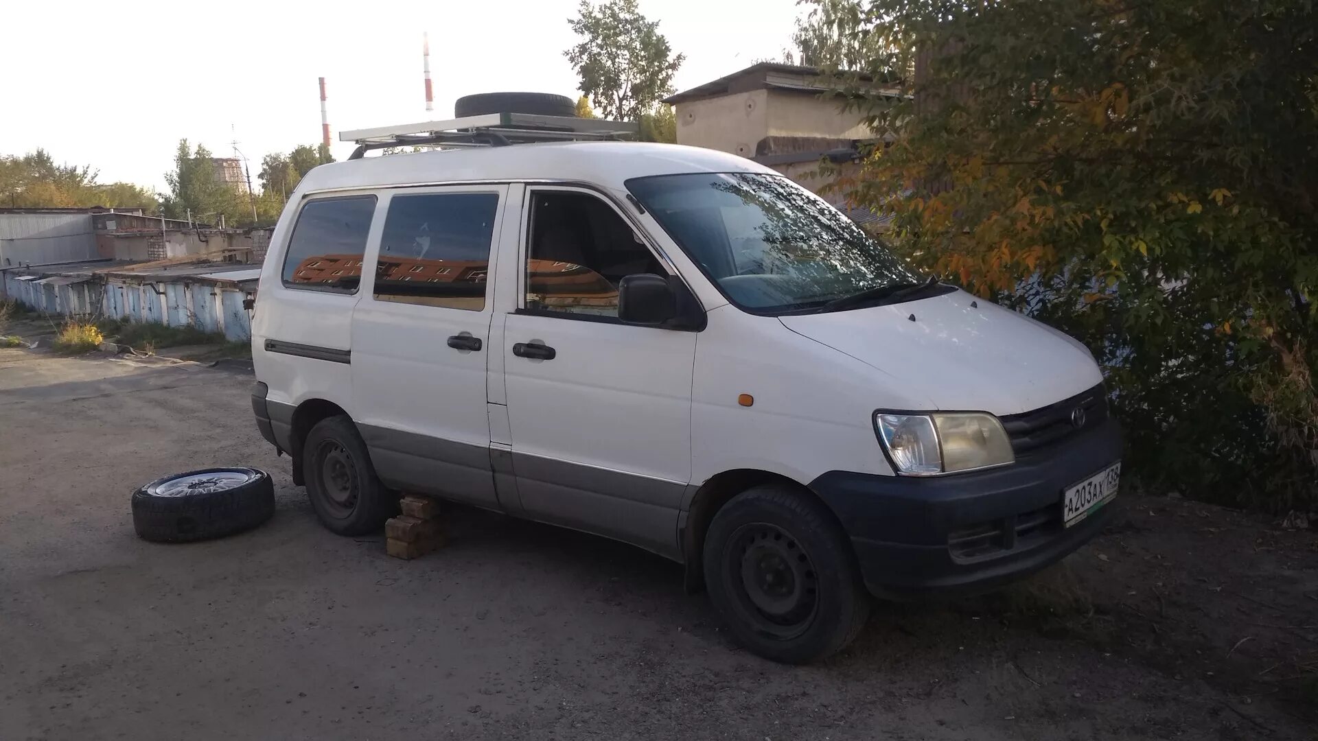 Колеса таун айс. Town Ace 2001 15 колеса. Тойота Таун айс 195. Noah 215/65r16. 44 Колеса в Тоун айс.