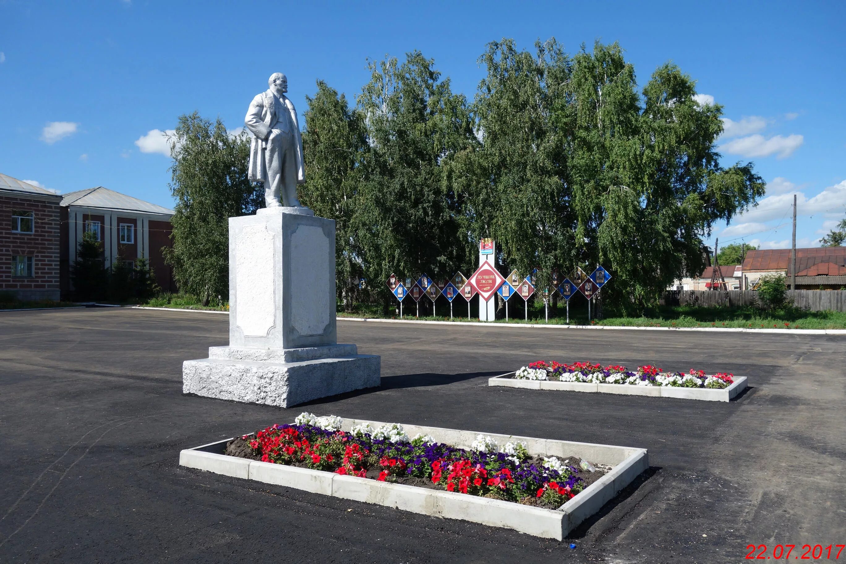 Погода п ленина. Памятник Ленину в Карсуне. Обелиск Карсун. Памятник Хитрово Карсун. Памятники Карсун Ульяновская область.