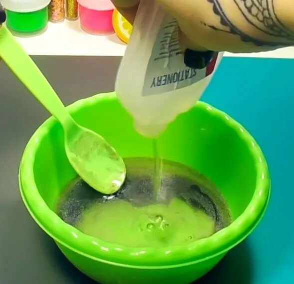 Рецепт слайма без маски пленки. Слайм из маски плёнки без клея. Слайм из тетрабората натрия без клея и без маски плёнки. Слайм из маски плёнки без клея. Слаймы без клея и тетрабората натрия и без маски пленки.