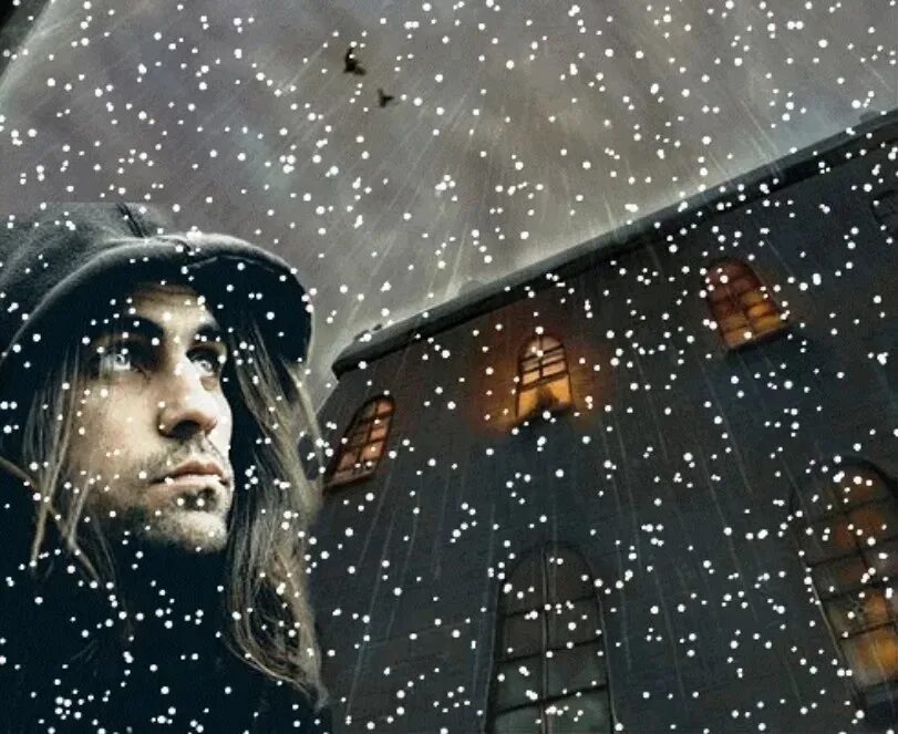 Маликов падает снег. Мужчина у окна снегопад. мужчина в снегу. одинокий парень снег. живопись метель за окном.