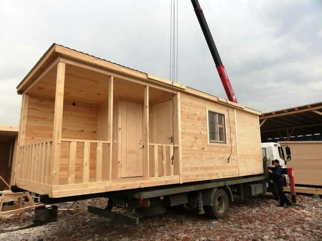 Перевоз бытовок. Перевозка бытовок. Каркасная мобильная баня. Манипулятор с бытовкой. Перевезти бытовку.