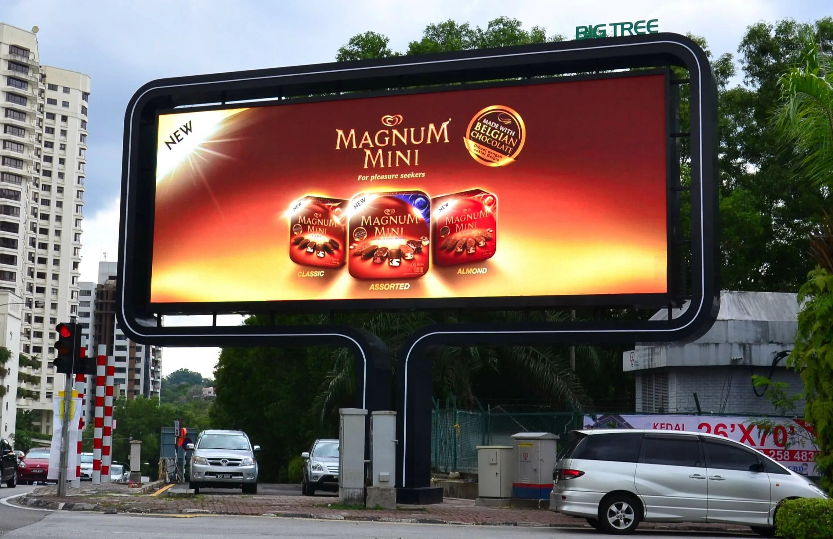 Рекламный щит. Наружная реклама лимонада. Остановки с рекламными экранами. М2 скроллер сити формат 180сф. Наружная реклама.